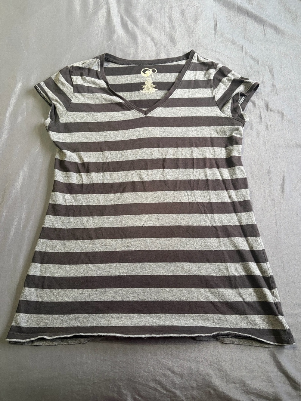Y2K 2000s Op Gray and black horizontal striped v-neck t-shirt. Size juniors XL.